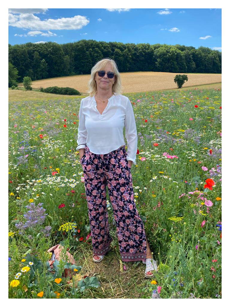 Steffi Barthel auf einer Blumenwiese stehend